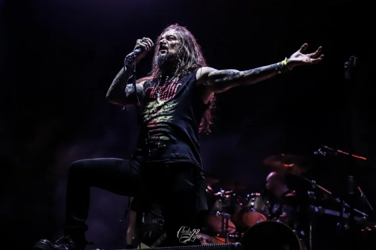 Tomi Joutsen, vocalista da banda finlandesa Amorphis, em apresentação no Summer Breeze Brasil 2024 - Foto 2