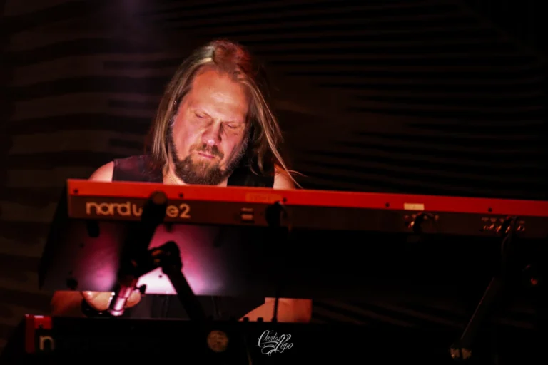Tomi Joutsen, vocalista da banda finlandesa Amorphis, em apresentação no Summer Breeze Brasil 2024 - Foto 3