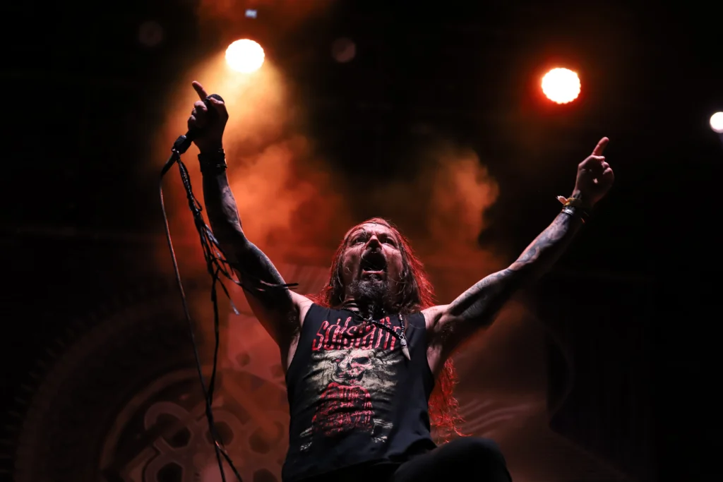 Tomi Joutsen, vocalista da banda finlandesa Amorphis, em apresentação no Summer Breeze Brasil 2024 - Foto de Capa
