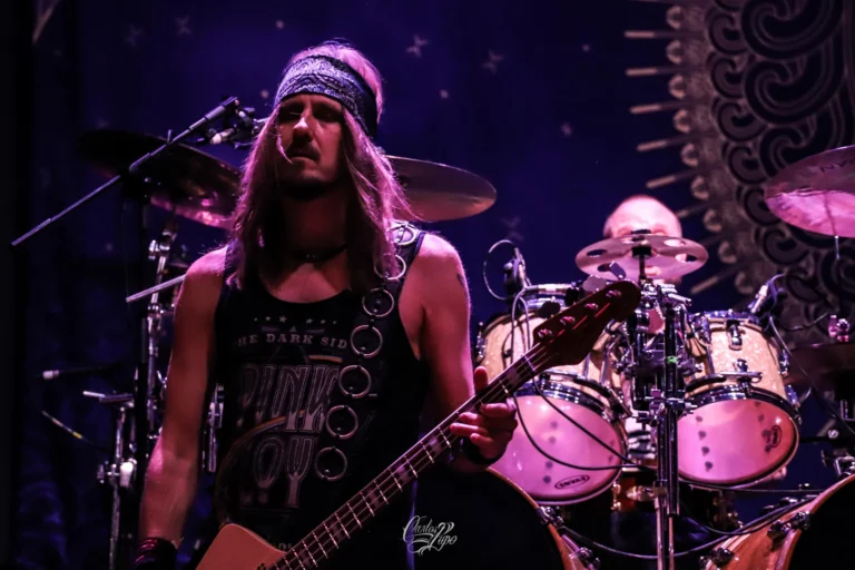 Tomi Joutsen, vocalista da banda finlandesa Amorphis, em apresentação no Summer Breeze Brasil 2024 - Foto 4