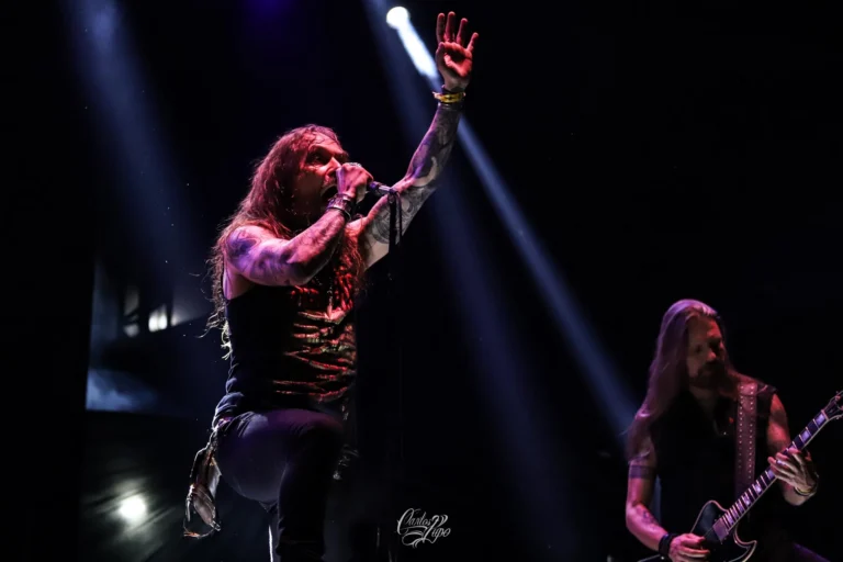 Tomi Joutsen, vocalista da banda finlandesa Amorphis, em apresentação no Summer Breeze Brasil 2024 - Foto 5