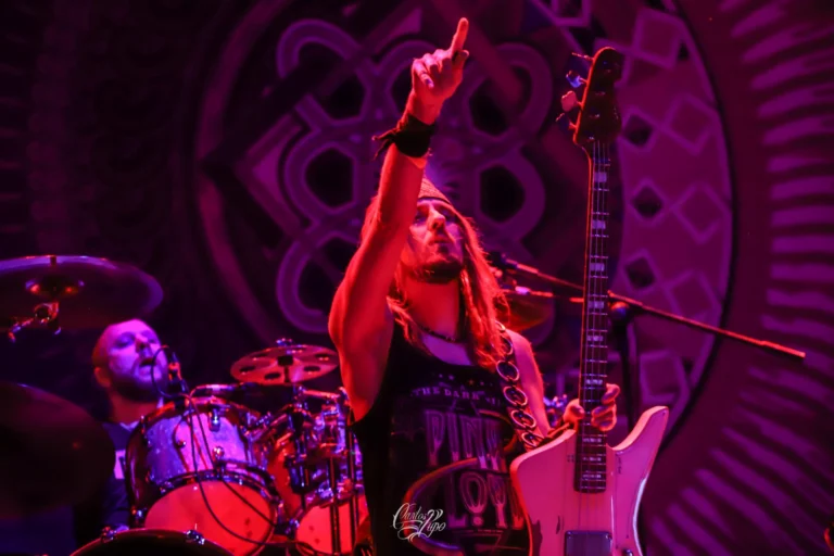 Tomi Joutsen, vocalista da banda finlandesa Amorphis, em apresentação no Summer Breeze Brasil 2024 - Foto 6