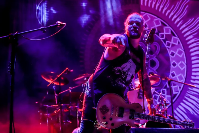 Tomi Joutsen, vocalista da banda finlandesa Amorphis, em apresentação no Summer Breeze Brasil 2024 - Foto 7