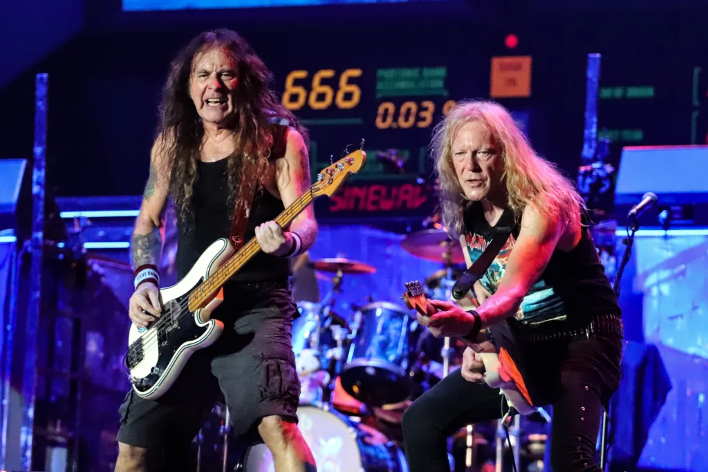 Steve Harris (baixo) e Janick Gers (guitarra), da banda britânica Iron Maiden, em apresentação no Allianz Parque, em São Paulo - Foto de Capa