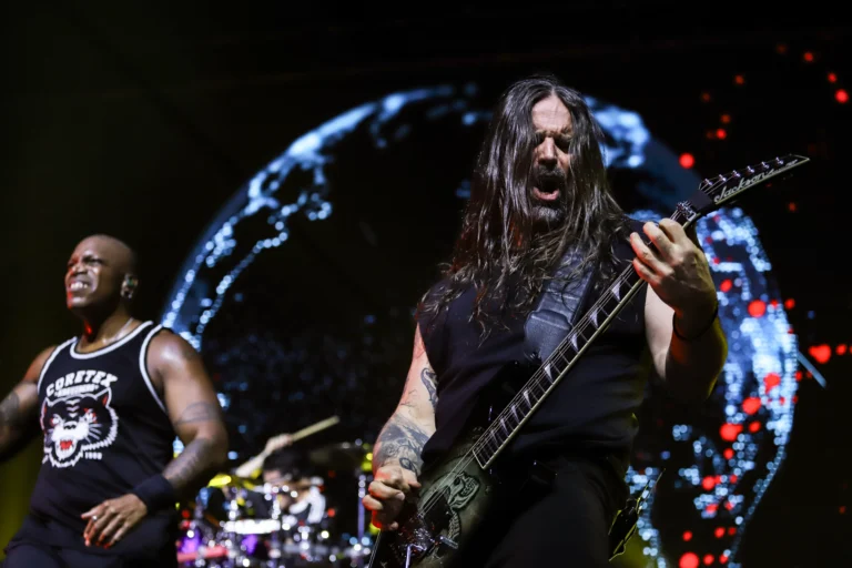 Derrick Green (vocal) e Andreas Kisser (guitarra), da banda Sepultura, em apresentação no Espaço Unimed, em São Paulo