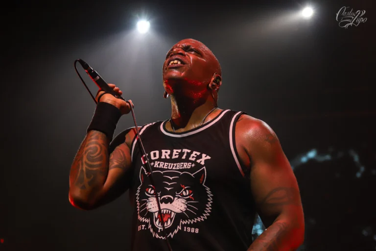 Derrick Green (vocal) e Andreas Kisser (guitarra), da banda Sepultura, em apresentação no Espaço Unimed, em São Paulo - Foto 6