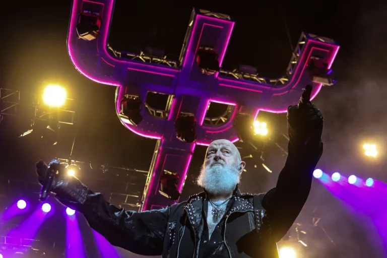 Rob Halford, vocalista da banda britânica Judas Priest, em apresentação na Vibra São Paulo