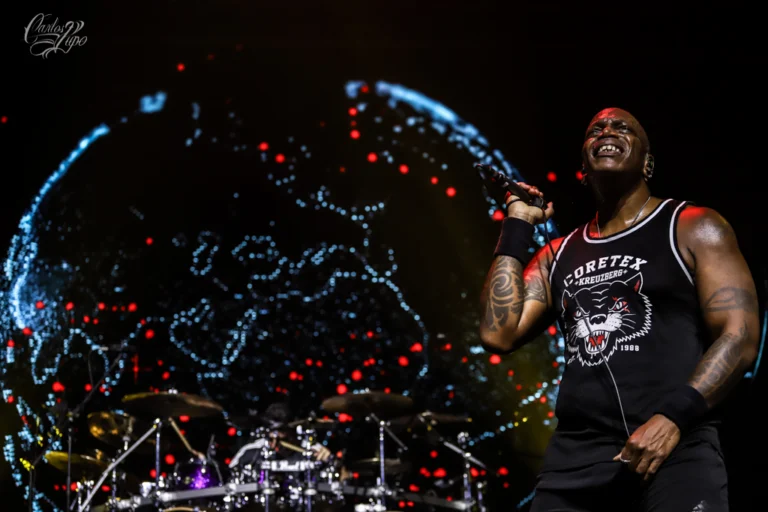 Derrick Green (vocal) e Andreas Kisser (guitarra), da banda Sepultura, em apresentação no Espaço Unimed, em São Paulo - Foto 8