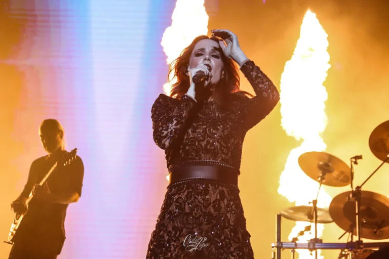 Simone Simons, vocalista da banda neerlandesa Epica, na 2ª edição do Summer Breeze Brasil 2024 - Foto 2