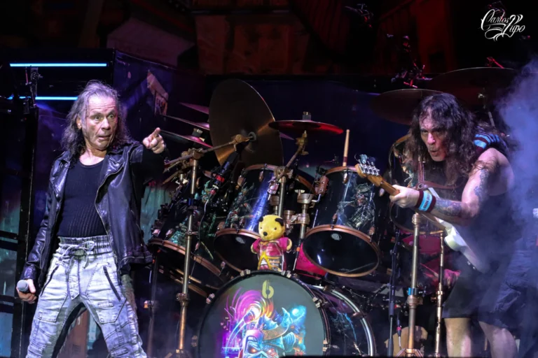 Steve Harris (baixo) e Janick Gers (guitarra), da banda britânica Iron Maiden, em apresentação no Allianz Parque, em São Paulo - Foto 3