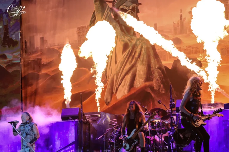Steve Harris (baixo) e Janick Gers (guitarra), da banda britânica Iron Maiden, em apresentação no Allianz Parque, em São Paulo - Foto 5