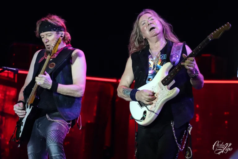 Steve Harris (baixo) e Janick Gers (guitarra), da banda britânica Iron Maiden, em apresentação no Allianz Parque, em São Paulo - Foto 8