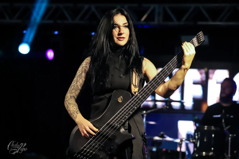 Lena Scissorhands, vocalista da banda moldava Infected Rain, durante a Horror Expo Party 2024 - Foto 3
