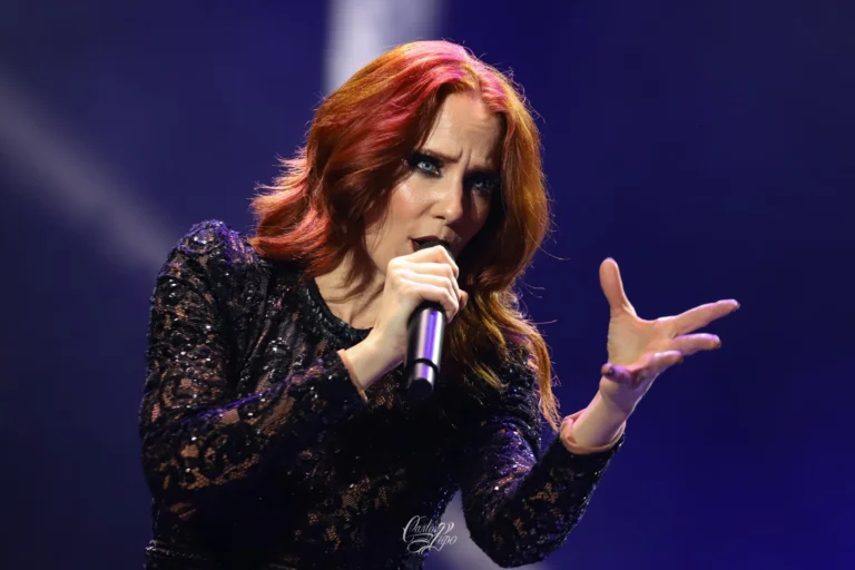 Simone Simons, vocalista da banda neerlandesa Epica, na 2ª edição do Summer Breeze Brasil 2024 - Foto 4