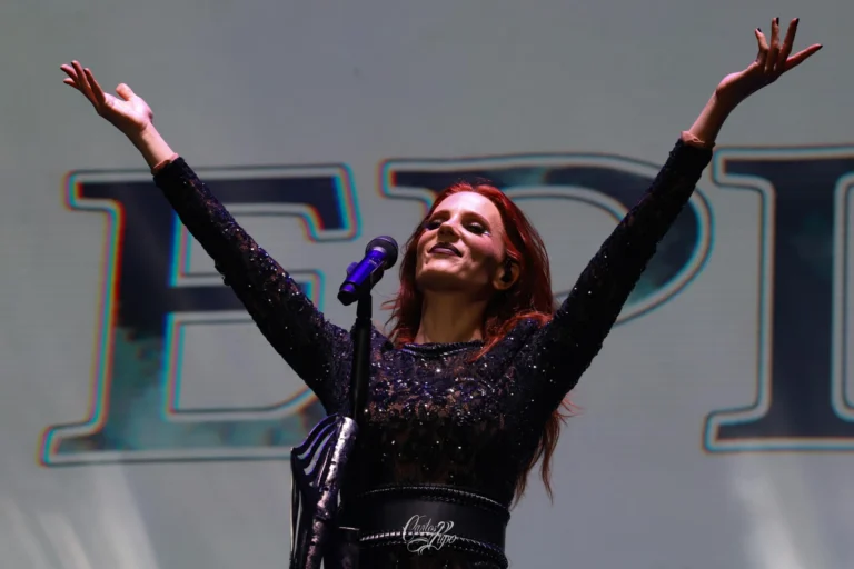 Simone Simons, vocalista da banda neerlandesa Epica, na 2ª edição do Summer Breeze Brasil 2024 - Foto 5